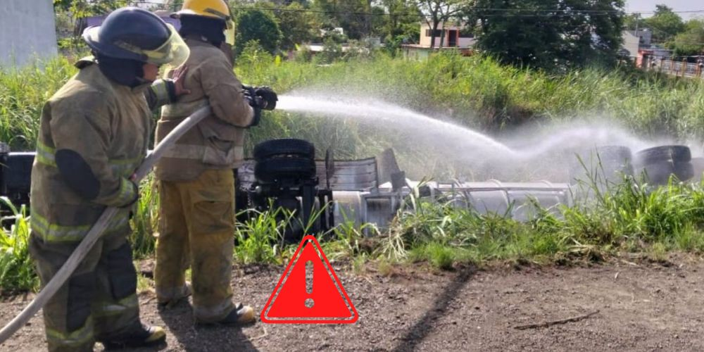 Continúan las maniobras para retirar tráiler con combustible volcado en la Villahermosa–Frontera; evacuaron 15 viviendas
