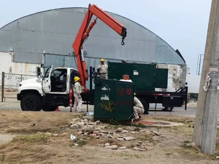 CFE restablece luz tras más de 12 horas de apagón en colonias de Coatzacoalcos