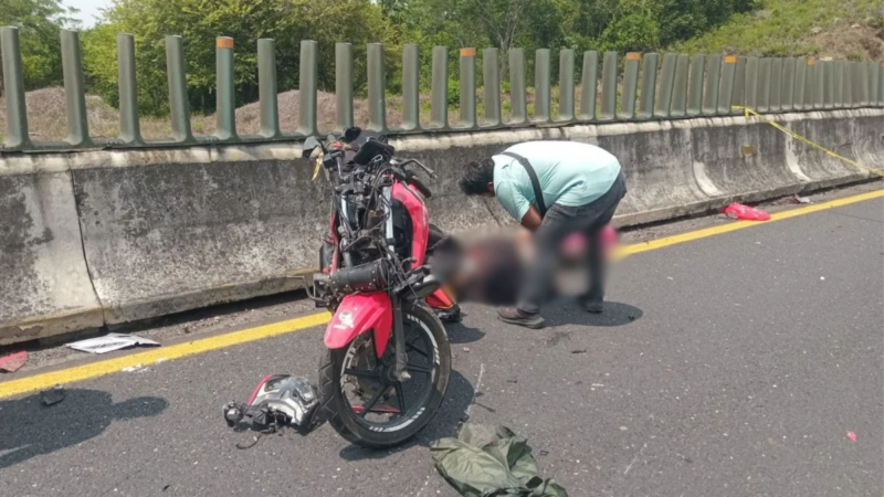 Biker jarocho muere tras impactarse contra camioneta averiada en autopista de Acayucan al sur de Veracruz