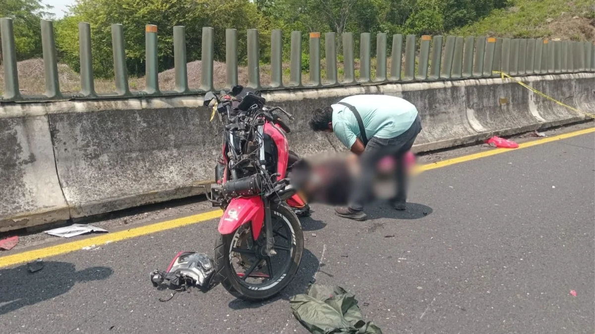 Biker jarocho muere tras impactarse contra camioneta averiada en autopista de Acayucan al sur de Veracruz