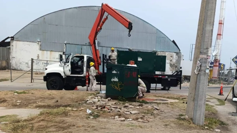 CFE restablece luz tras más de 12 horas de apagón en colonias de Coatzacoalcos