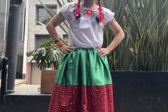 “Jamás imaginé estar llorando vestido de Adelita en el Azteca”: joven se vuelve viral tras derrota de México