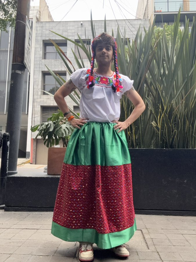 “Jamás imaginé estar llorando vestido de Adelita en el Azteca”: joven se vuelve viral tras derrota de México