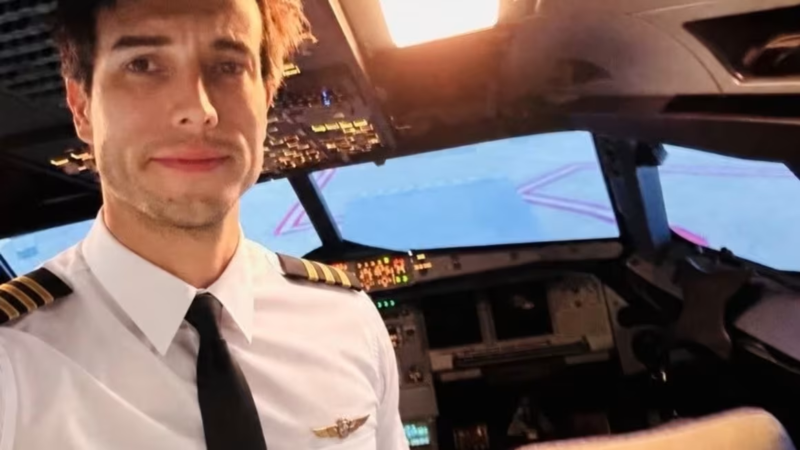 Un profesor de aviación saltó de un avión en pleno vuelo y le dejó a su estudiante la tarea de aterrizar