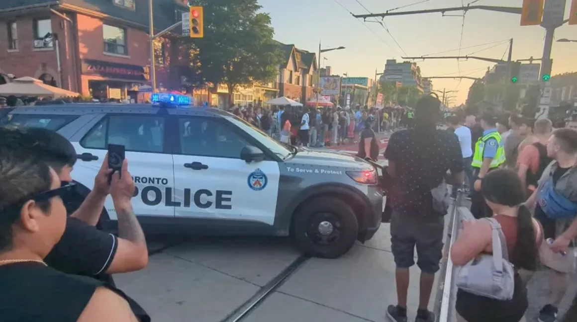 La policía busca a los responsables tras un tiroteo con 2 muertos en el mayor festival callejero latino de Canadá, en Toronto