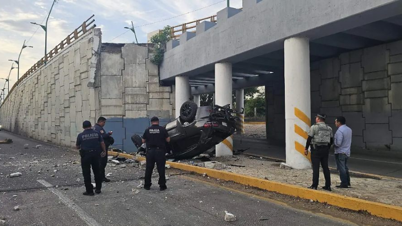 Conductor se queda dormido y cae con su camioneta desde un puente en Tuxtla Gutiérrez