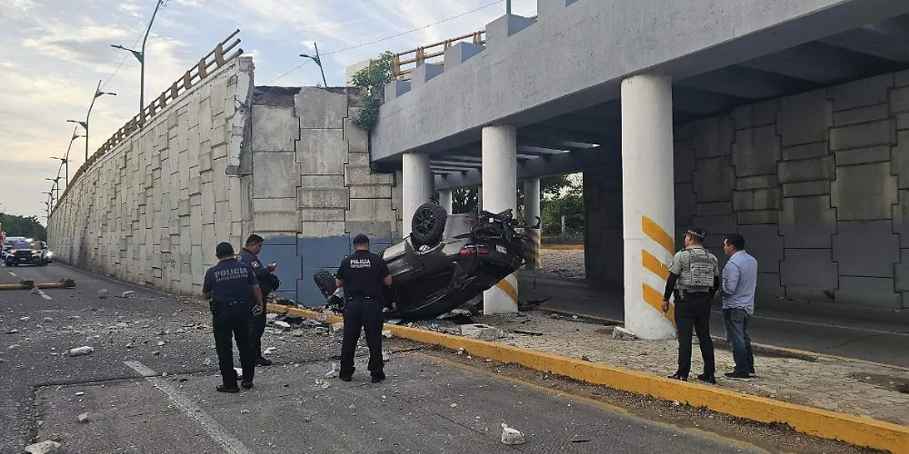 Conductor se queda dormido y cae con su camioneta desde un puente en Tuxtla Gutiérrez