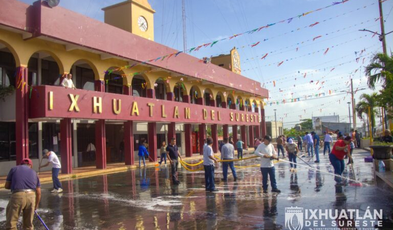 Realizan jornada de limpieza en el parque central y la plazoleta municipal de Ixhuatlán del Sureste