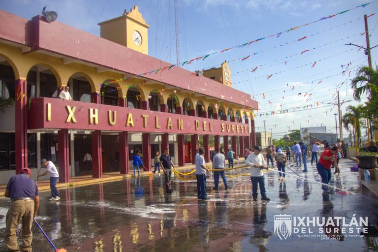 Realizan jornada de limpieza en el parque central y la plazoleta municipal de Ixhuatlán del Sureste