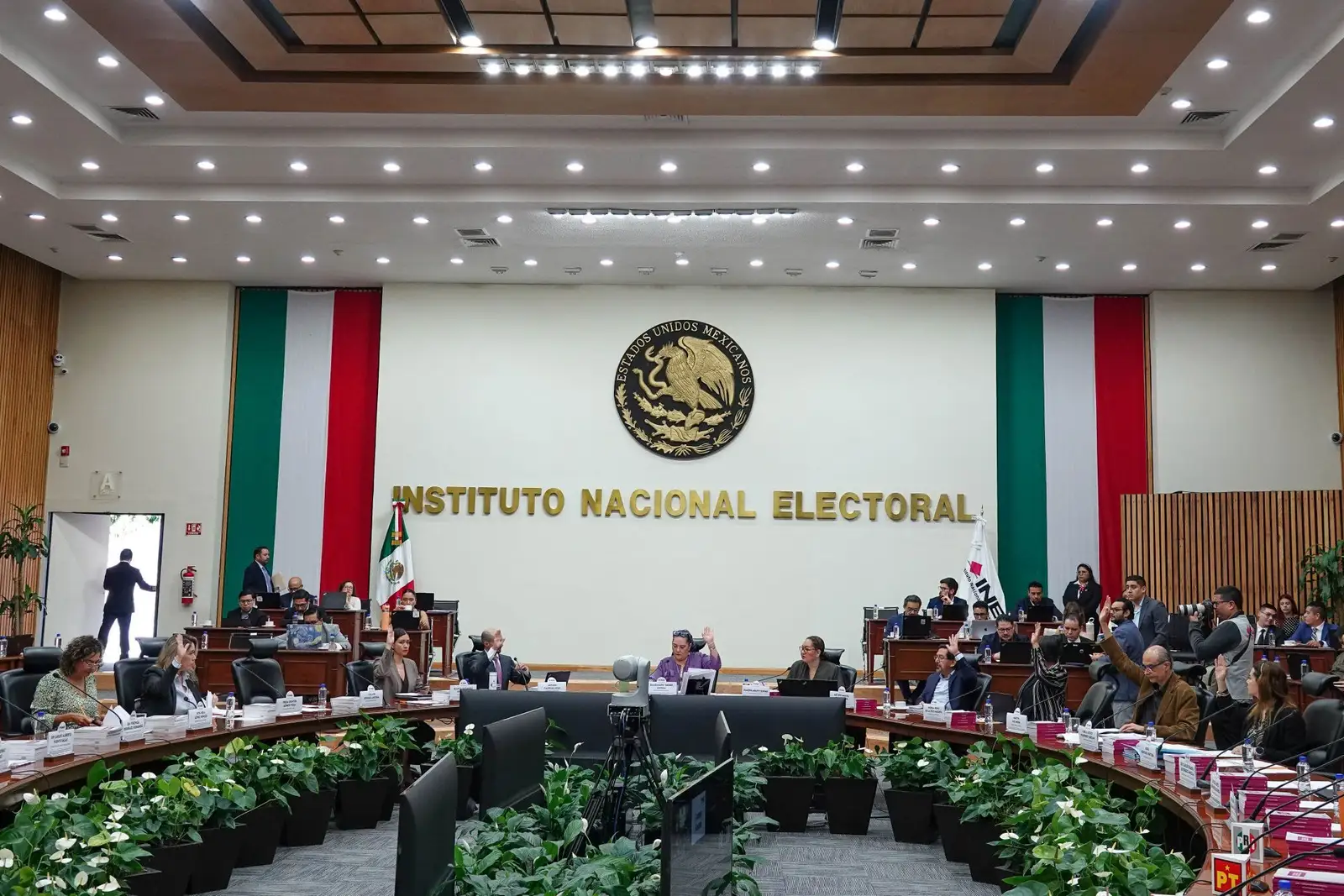 Instala INE comisión para verificar integridad de candidaturas 2027